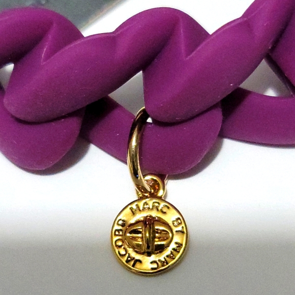 NWT Marc By Marc Jacobs Plum Turnlock Rubber Stretch Bracelet - Picture 2 of 3